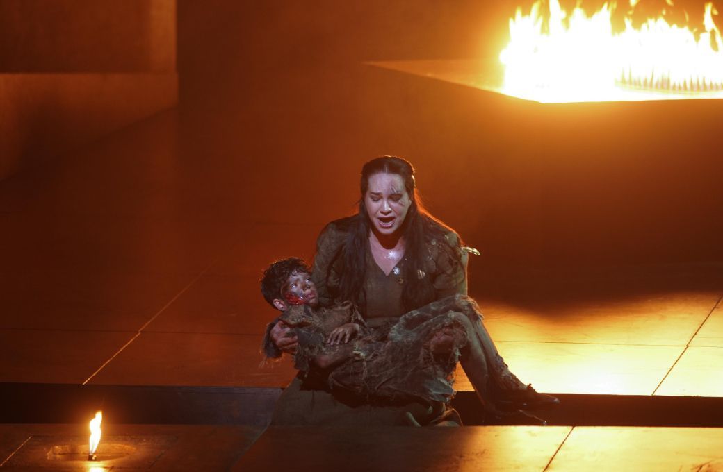 Ksenia Dudnikova (Azucena) y Ra&uacute;l Ben&iacute;tez (ni&ntilde;o) &copy; Javier del Real | Teatro Real