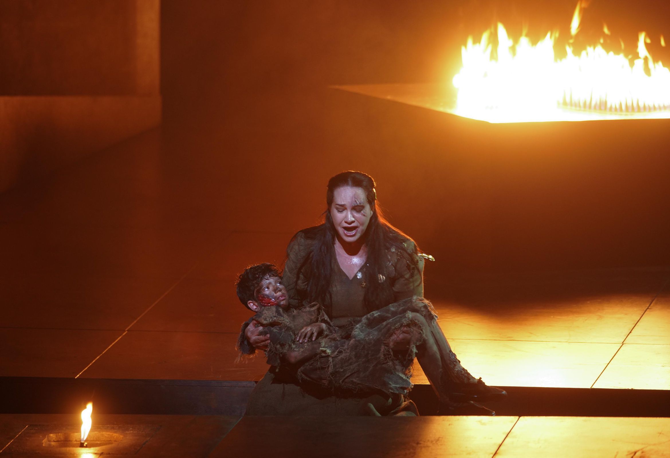 Ksenia Dudnikova (Azucena) y Raúl Benítez (niño) &copy; Javier del Real | Teatro Real