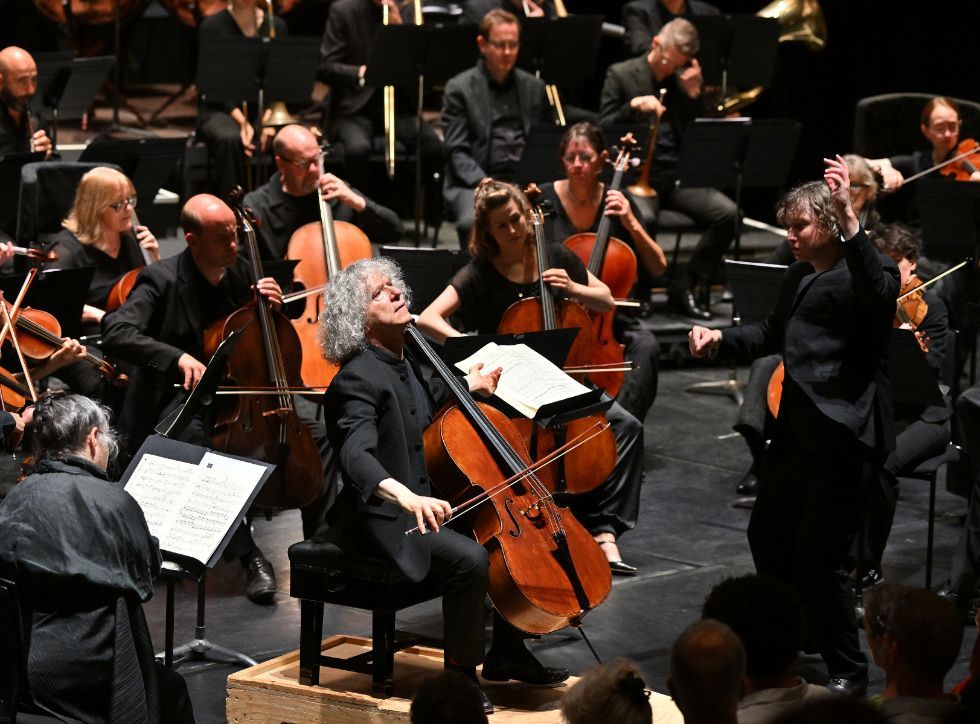 Maxim Emelyanychev, Steven Isserlis and the OAE party like it’s 1897 &copy; Mark Allan