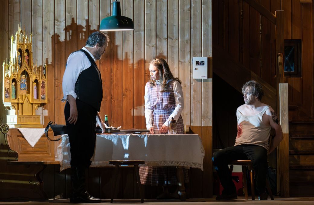 Ain Anger (Hunding), Irene Roberts (Sieglinde) und Joachim B&auml;ckstr&ouml;m (Siegmund) &copy; Monika Rittershaus