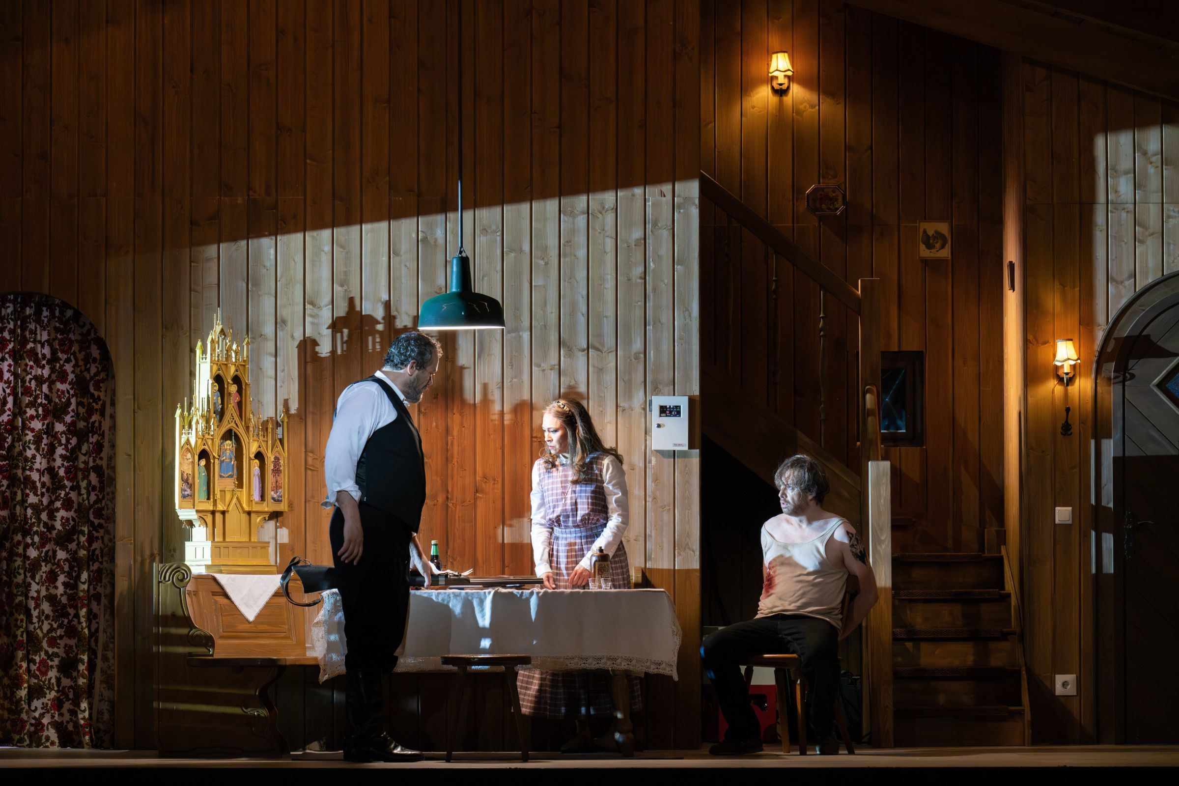 Ain Anger (Hunding), Irene Roberts (Sieglinde) und Joachim Bäckström (Siegmund) &copy; Monika Rittershaus