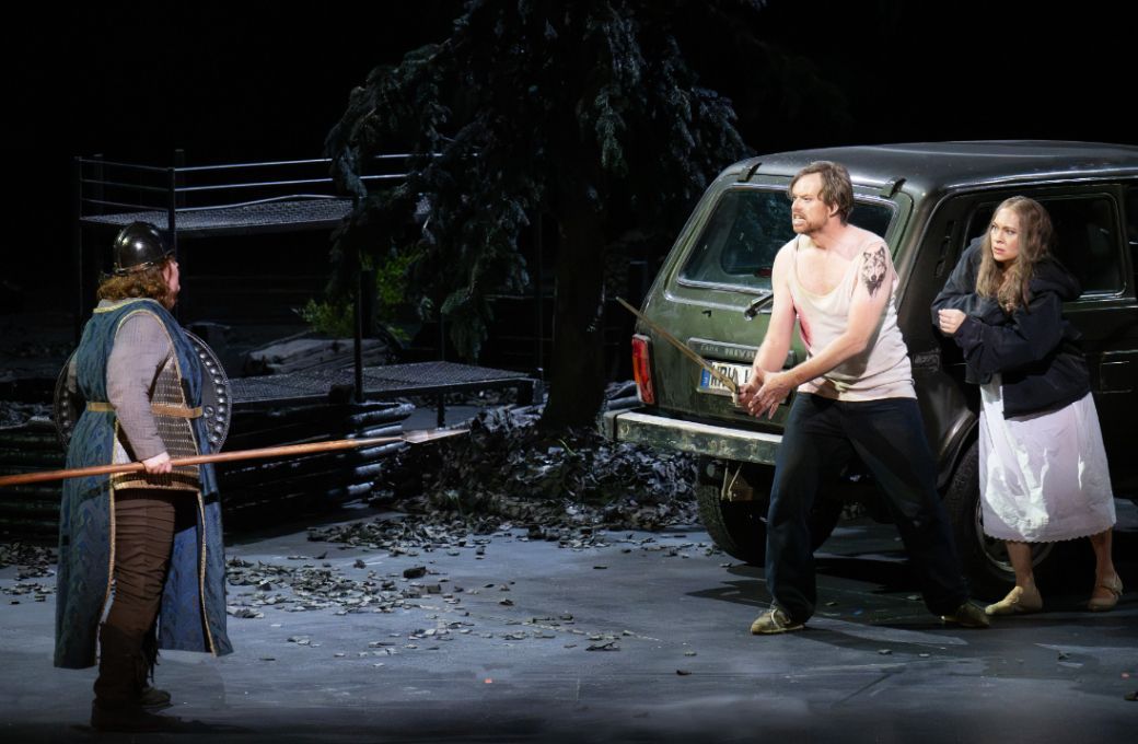 Miina-Liisa V&auml;rel&auml; (Br&uuml;nnhilde), Joachim B&auml;ckstr&ouml;m (Siegmund) und Irene Roberts (Sieglinde)