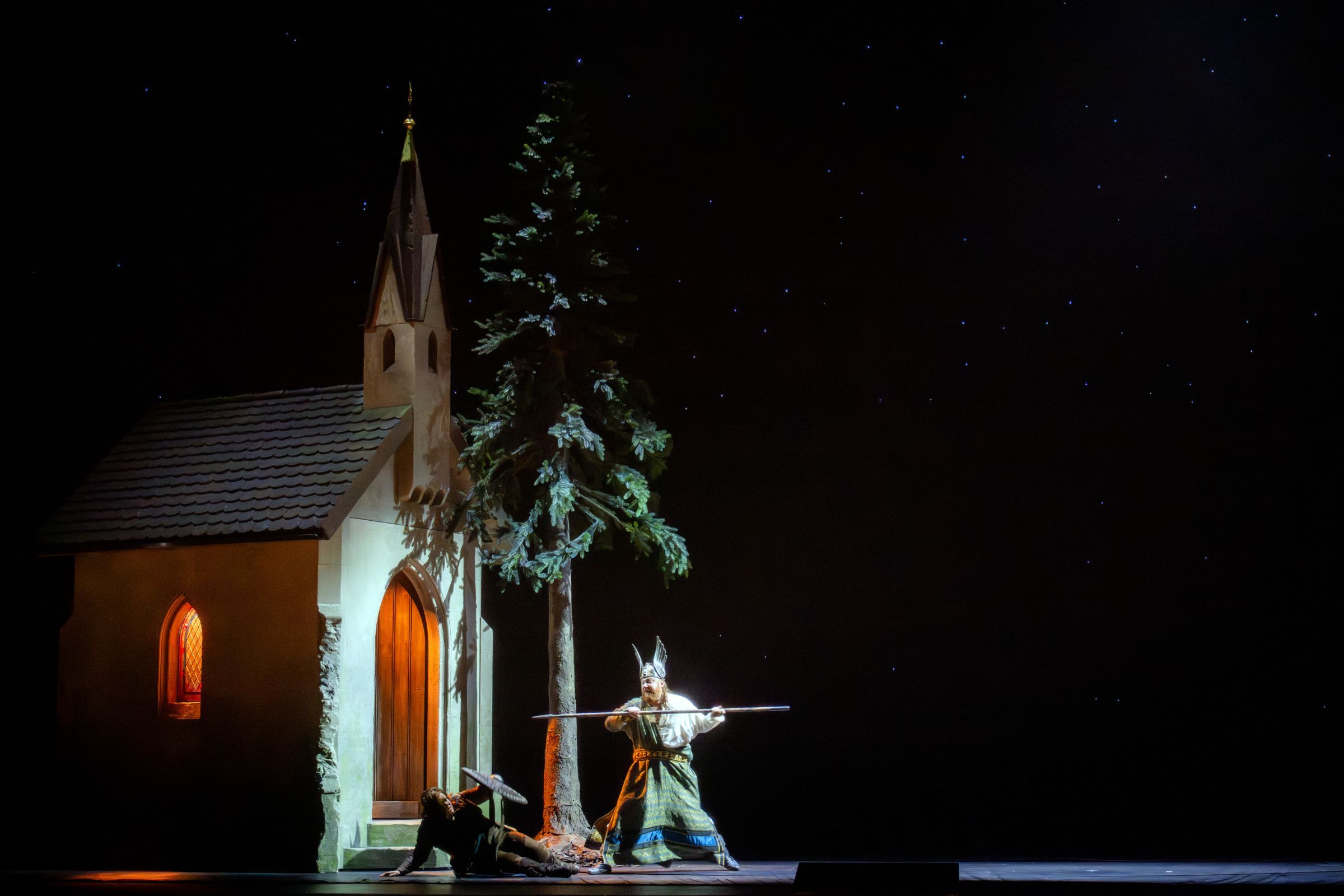 Miina-Liisa Värelä (Brünnhilde) und Nicholas Brownlee (Wotan) &copy; Monika Rittershaus