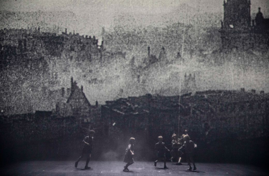 <i>La Fl&ucirc;te enchant&eacute;e</i> mise en sc&egrave;ne par Cl&eacute;ment Cogitore &agrave; Aix &copy; Jean-Louis Fernandez