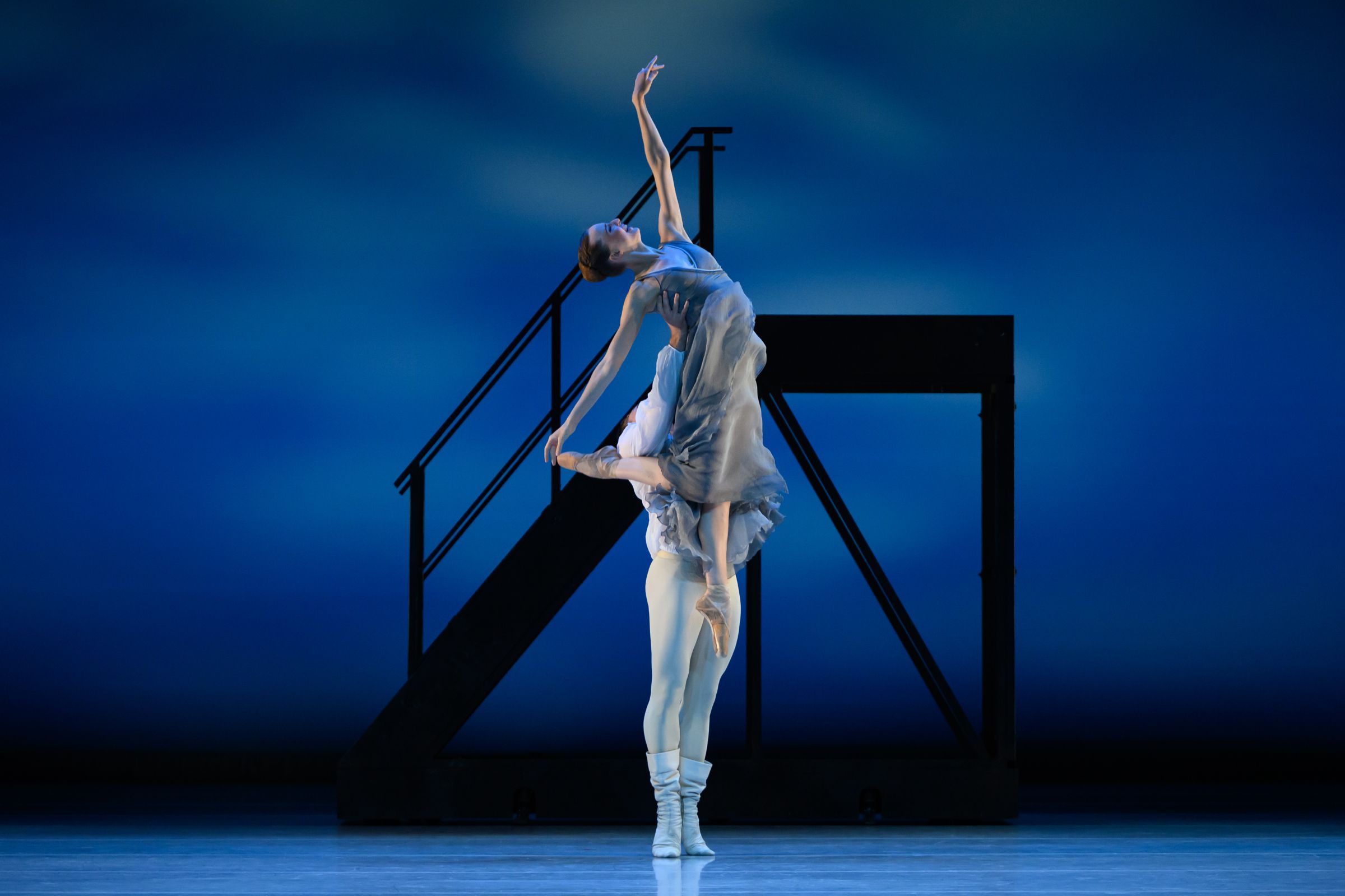 Francesco Resch and Katrin Schrader in <i>Roméo et Juliette</i> by Jean-Christophe Maillot &copy; Alice Blangero