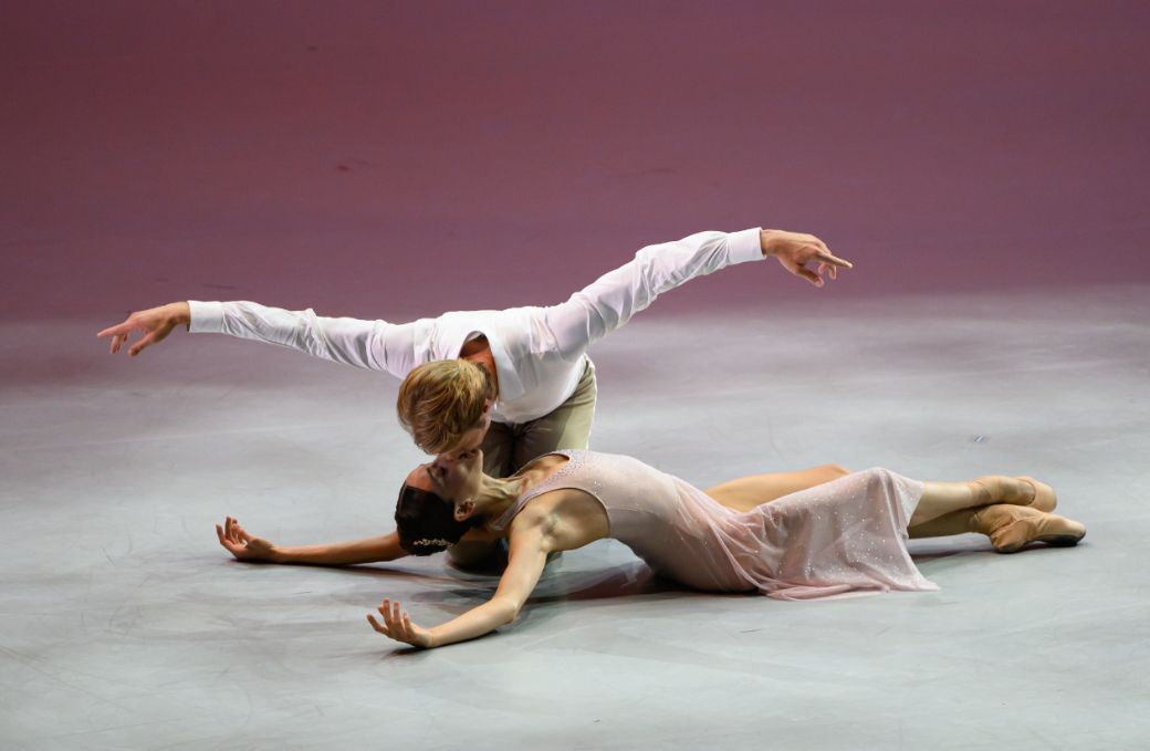 Nicoletta Manni and Timofej Andrijashenko in Jean-Christophe Maillot&rsquo;s <i>Casse-Noisette pas de deux</i> &copy; Alice Blangero