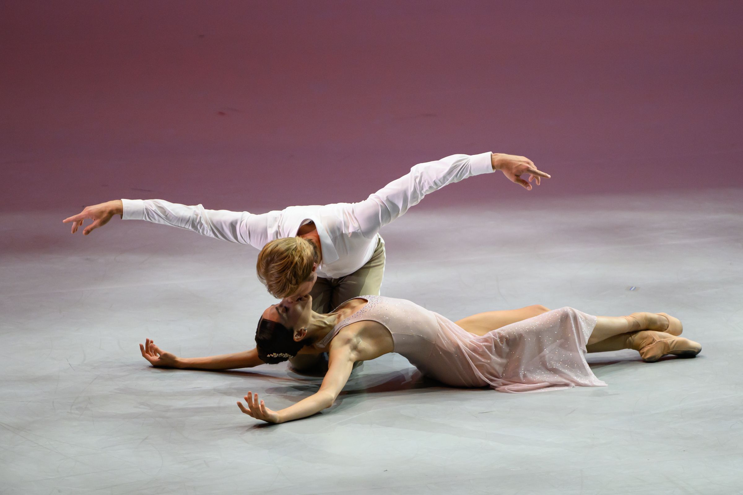 Nicoletta Manni and Timofej Andrijashenko in Jean-Christophe Maillot’s <i>Casse-Noisette pas de deux</i> &copy; Alice Blangero