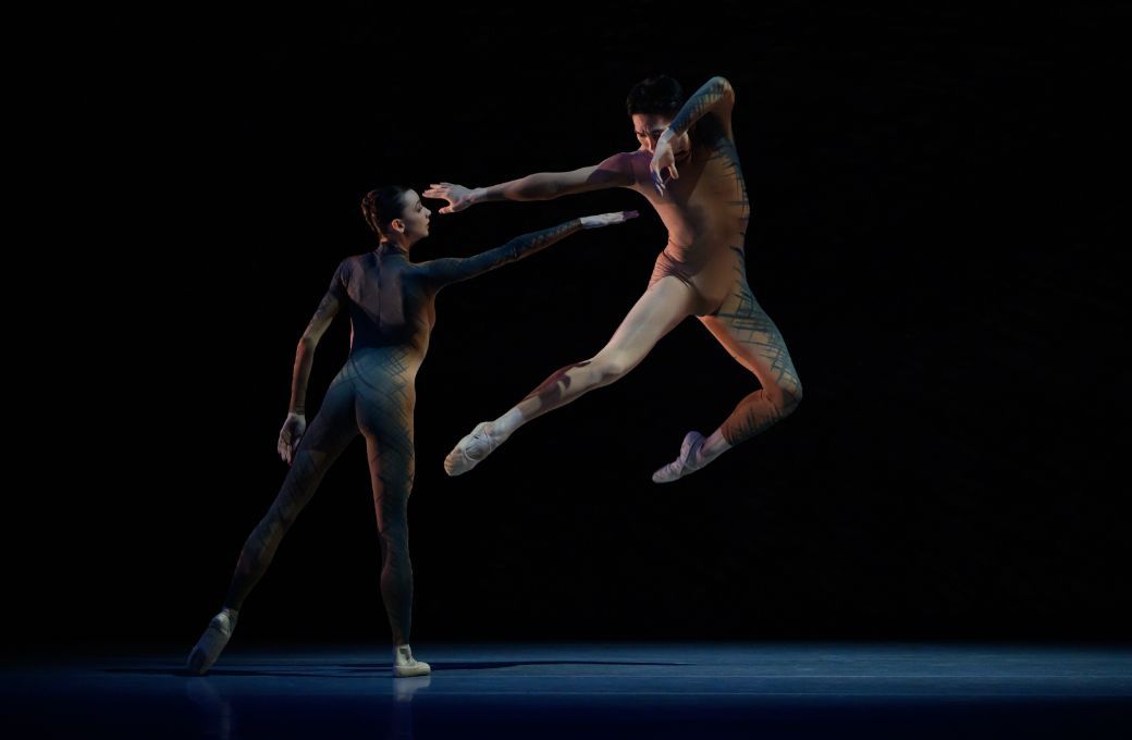 Juliette Klein and Jaeyong An in <i>Dov&rsquo;&egrave; la luna</i> by Jean-Christophe Maillot &copy; Alice Blangero