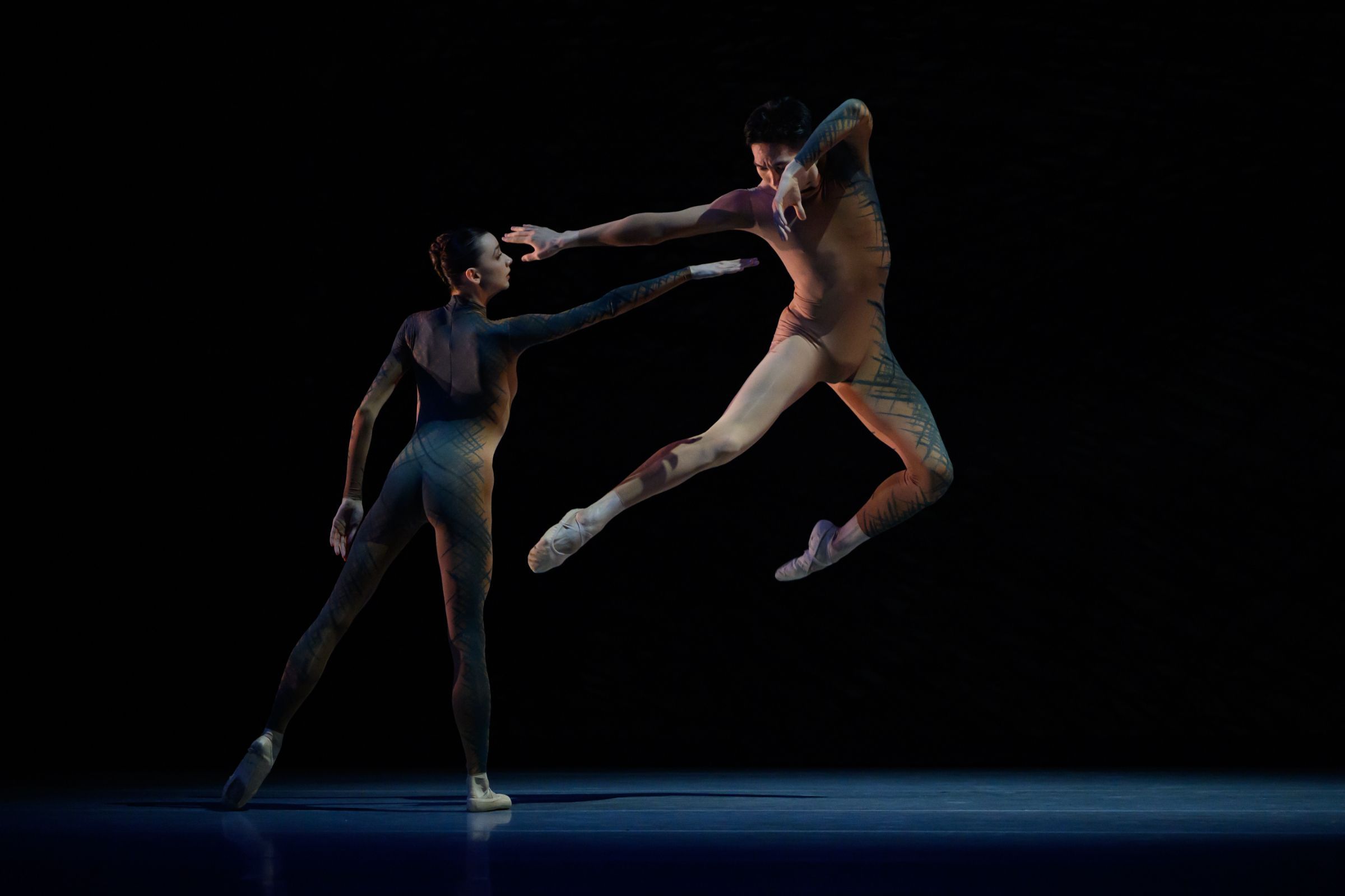 Juliette Klein and Jaeyong An in <i>Dov’è la luna</i> by Jean-Christophe Maillot &copy; Alice Blangero