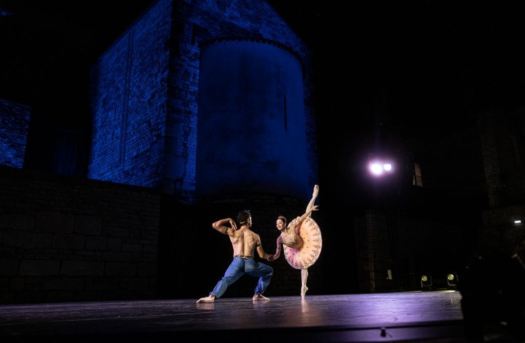 Maia Makhateli and Timothy van Poucke in <i>Le Corsaire</i> &copy; Damiano Mongelli