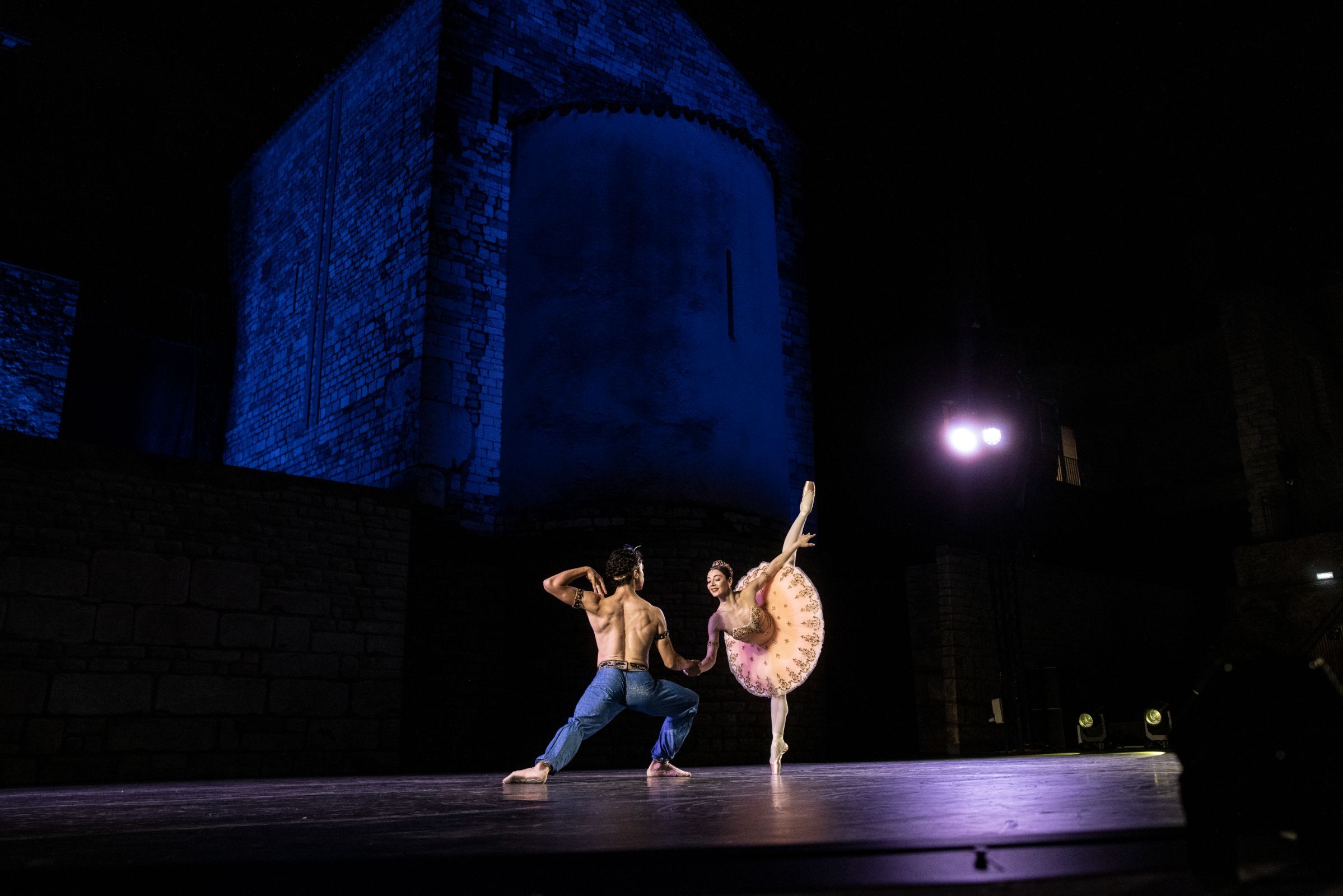 Maia Makhateli and Timothy van Poucke in <i>Le Corsaire</i> &copy; Damiano Mongelli