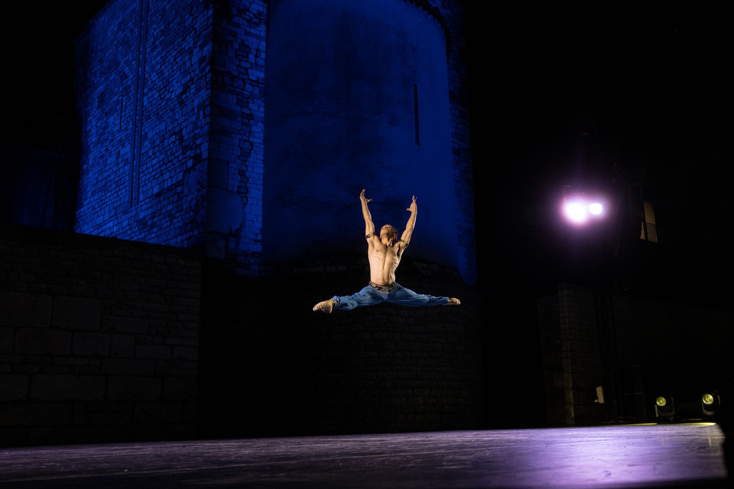 Timothy van Poucke in <i>Le Corsaire</i> at the Teatro Romano, Festival dei Due Mondi di Spoleto © Damiano Mongelli