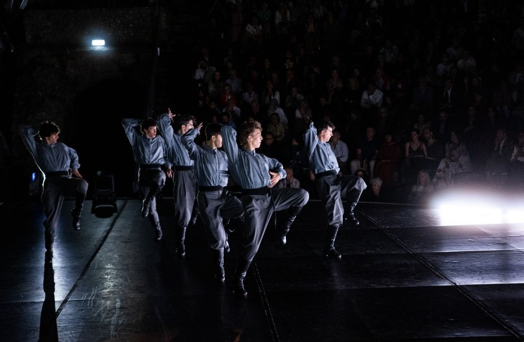 Sergio Bernal with the cast of <i>La sagra della primavera</i> &copy; Damiano Mongelli
