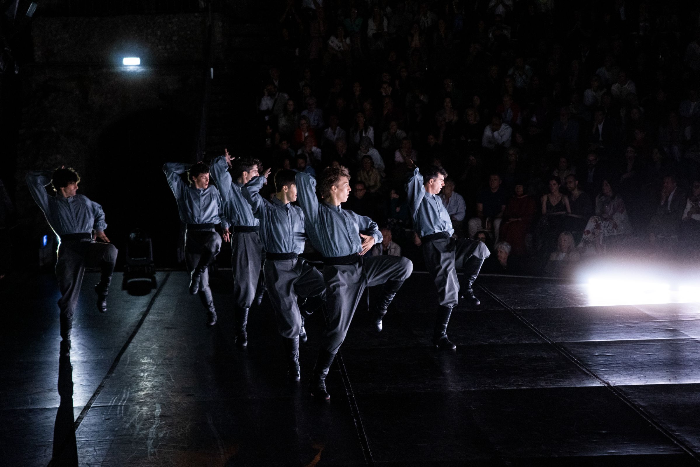 Sergio Bernal with the cast of <i>La sagra della primavera</i> &copy; Damiano Mongelli