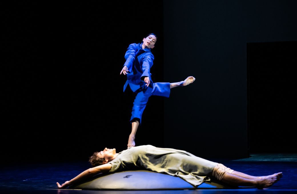 Milo Av&ecirc;que and Hannah O&rsquo;Neill in Mats Ek&rsquo;s <i>Solo for Two</i> &copy; Julien Benhamou