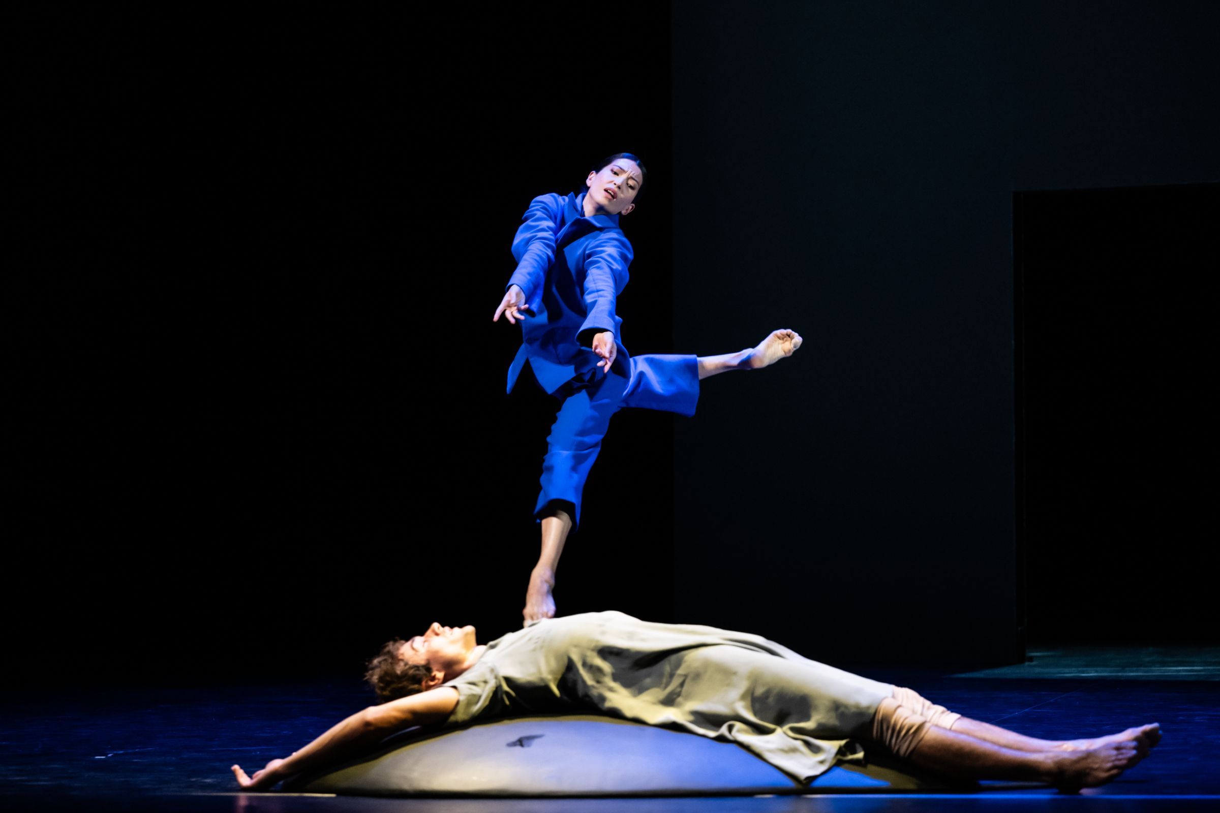 Milo Avêque and Hannah O’Neill in Mats Ek’s <i>Solo for Two</i> &copy; Julien Benhamou