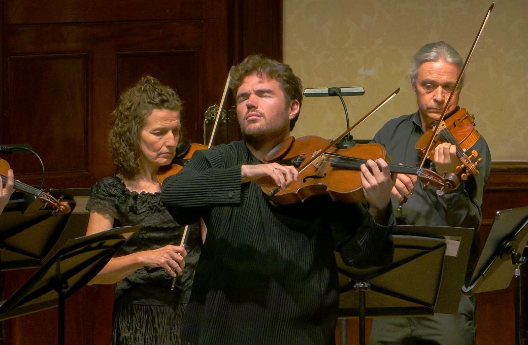 Timothy Ridout and the Britten Sinfonia &copy; Darius Weinberg | Wigmore Hall