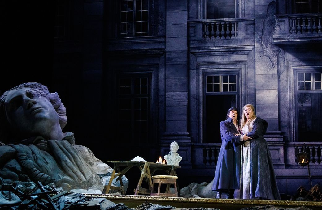 Antonio Gand&iacute;a (Andrea Ch&eacute;nier) y Gloria Jieun Choi (Maddalena de Coigny) &copy; Alberto D&iacute;az | Municipal de Santiago