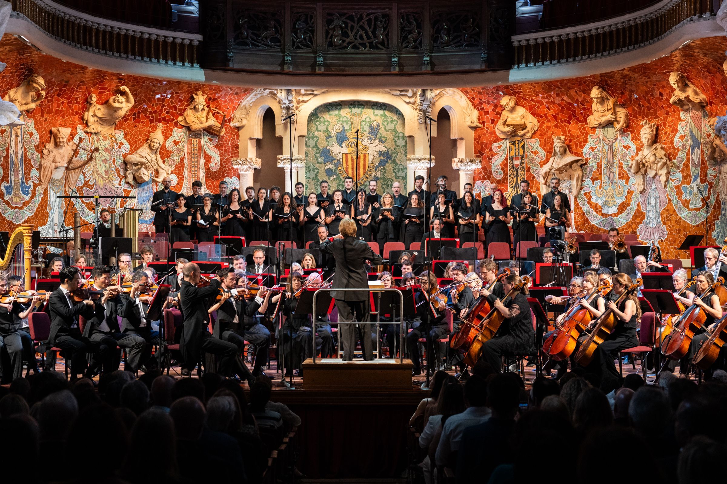 The Chamber Chorus of the Palau de la Música with the Philharmonia Orchestra © Rachael Hacking
