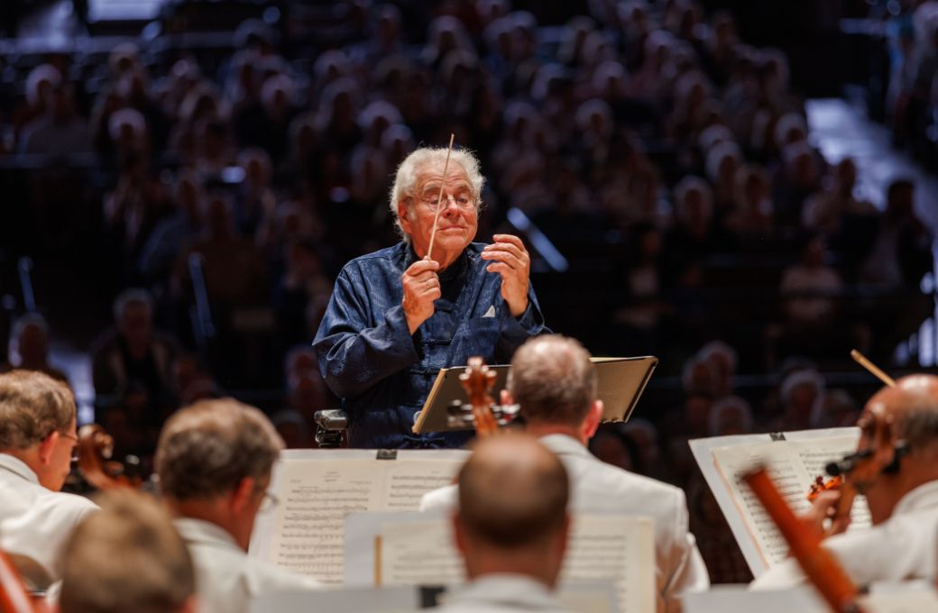 Itzhak Perlman conducts The Cleveland Orchestra &copy; Kevin Libal