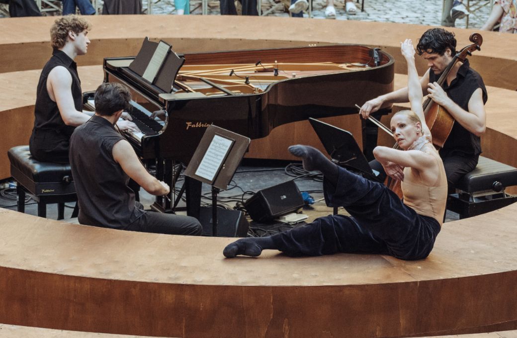 Anne Jung and the Richter Trio in Marco Goecke&rsquo;s <i>Seven Ages</i> &copy; Andrea Boccalini