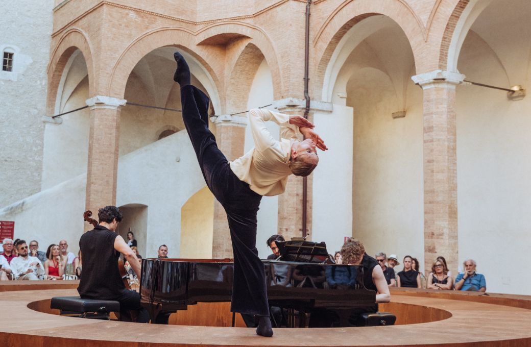 Anne Jung and the Richter Trio in Marco Goecke&rsquo;s <i>Seven Ages</i> &copy; Andrea Boccalini