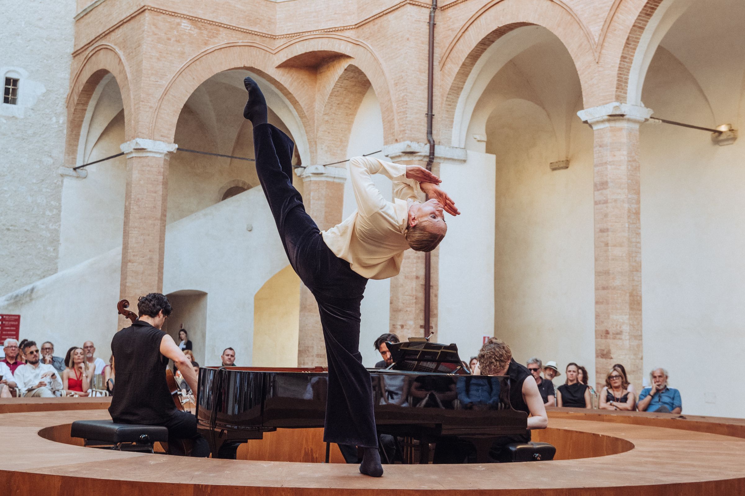 Anne Jung and the Richter Trio in Marco Goecke’s <i>Seven Ages</i> &copy; Andrea Boccalini