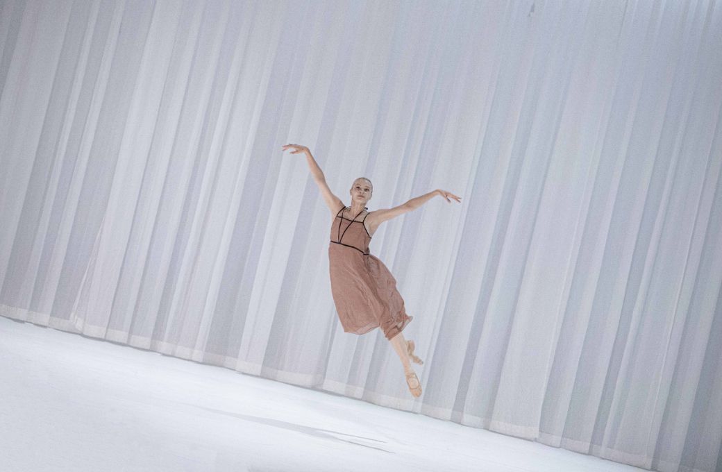 Emma Spinosi  in Benjamin Millepied&rsquo;s <i>Du bout des l&egrave;vres</i> &copy; Damiano Mongelli