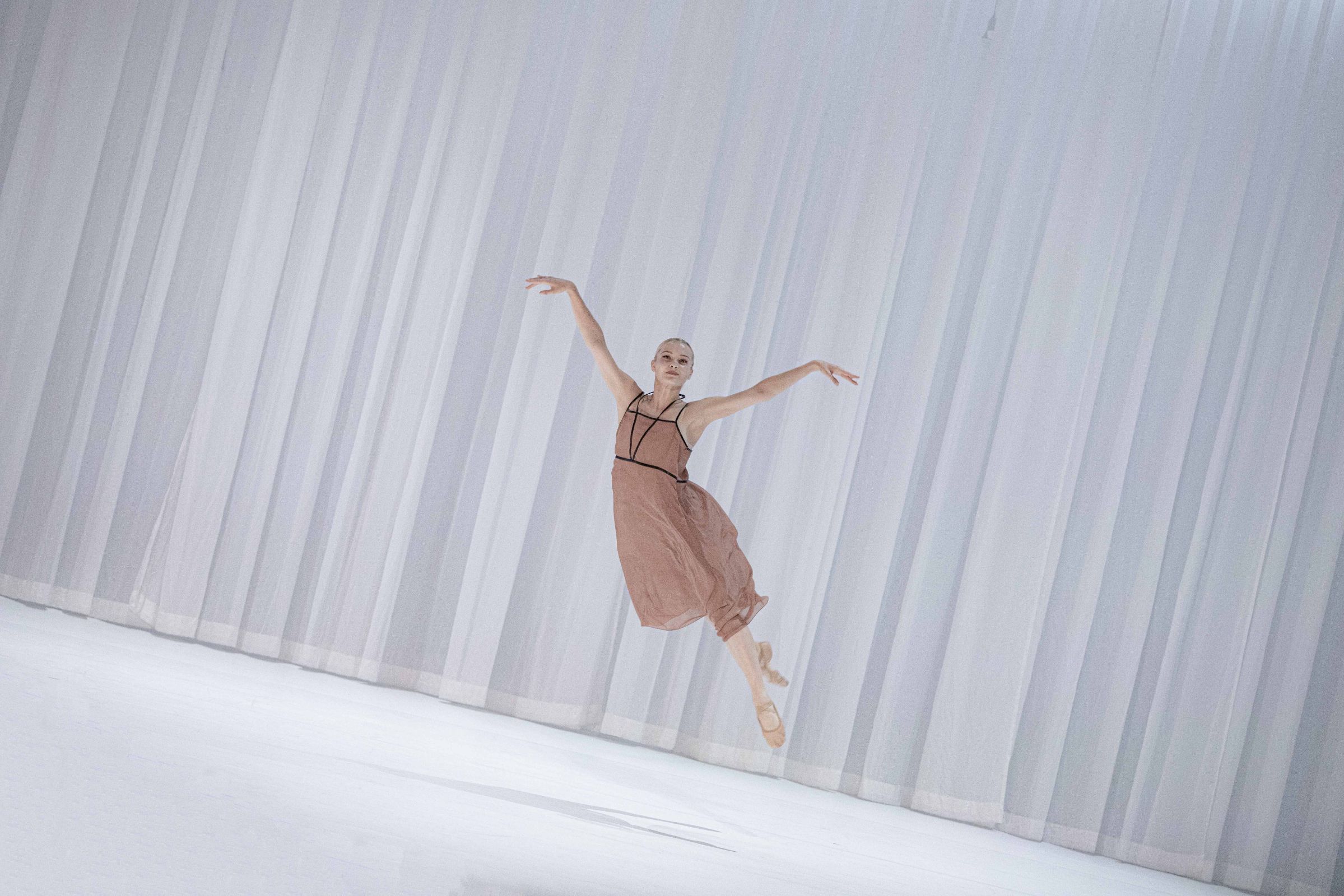 Emma Spinosi  in Benjamin Millepied’s <i>Du bout des lèvres</i> &copy; Damiano Mongelli