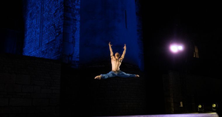 Timothy van Poucke in <i>Le Corsaire</i> at the Teatro Romano, Festival dei Due Mondi di Spoleto © Damiano Mongelli