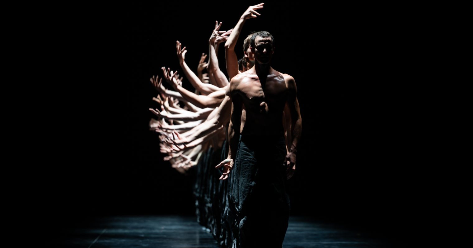 Paris Opera Ballet leaves the audience buzzing with their mixed programme <i>Vibrations</i> © Julien Benhamou