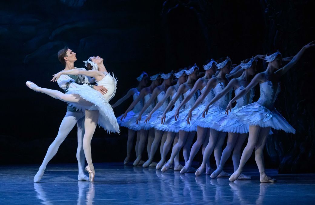 Oleg Ligai and Nino Samadashvili in <i>Swan Lake</i> © Katja Ogrin
