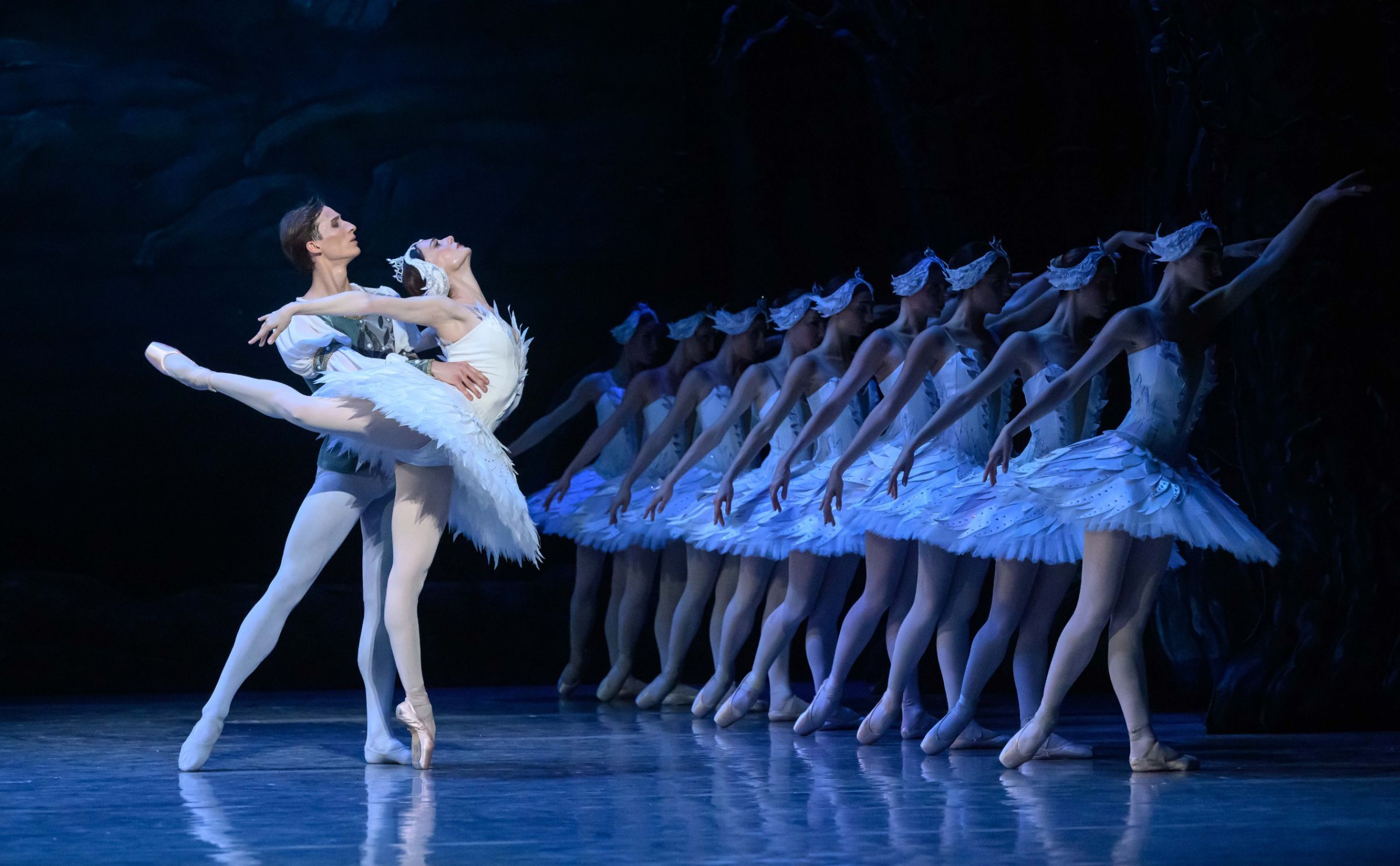 Oleg Ligai and Nino Samadashvili in <i>Swan Lake</i> © Katja Ogrin
