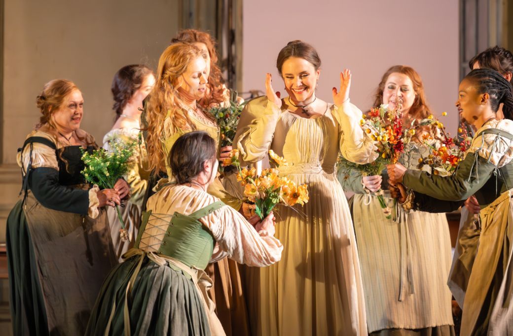 Louise Alder (Susanna) and the Royal Opera Chorus &copy; RBO | Mihaela Bodlovic