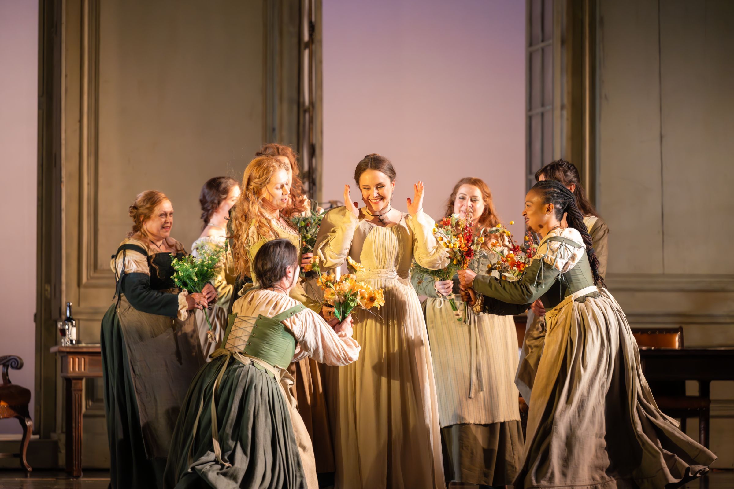Louise Alder (Susanna) and the Royal Opera Chorus &copy; RBO | Mihaela Bodlovic
