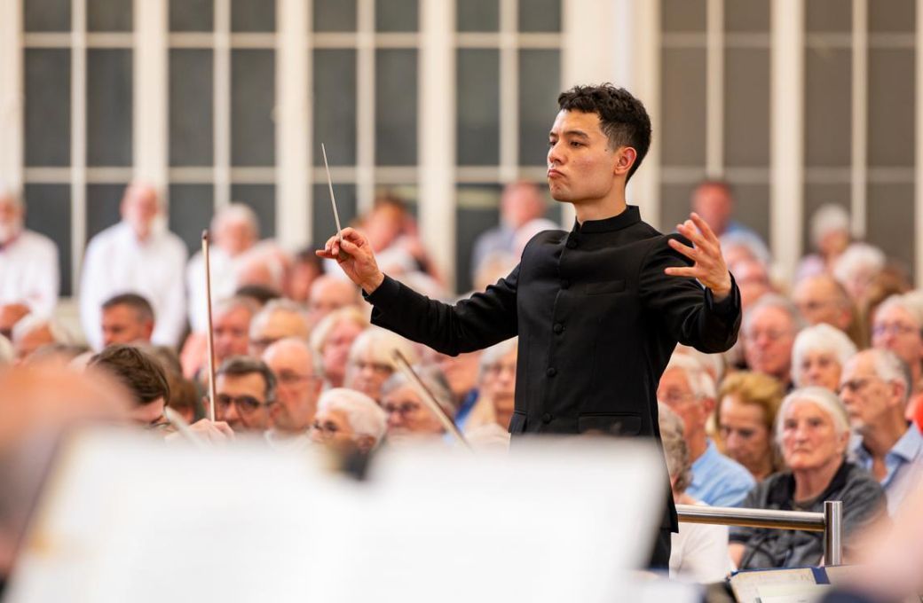 Euan Shields conducts The Hall&eacute; &copy; Mo El-Fatih