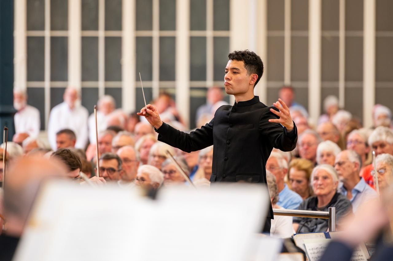 Euan Shields conducts The Hallé &copy; Mo El-Fatih