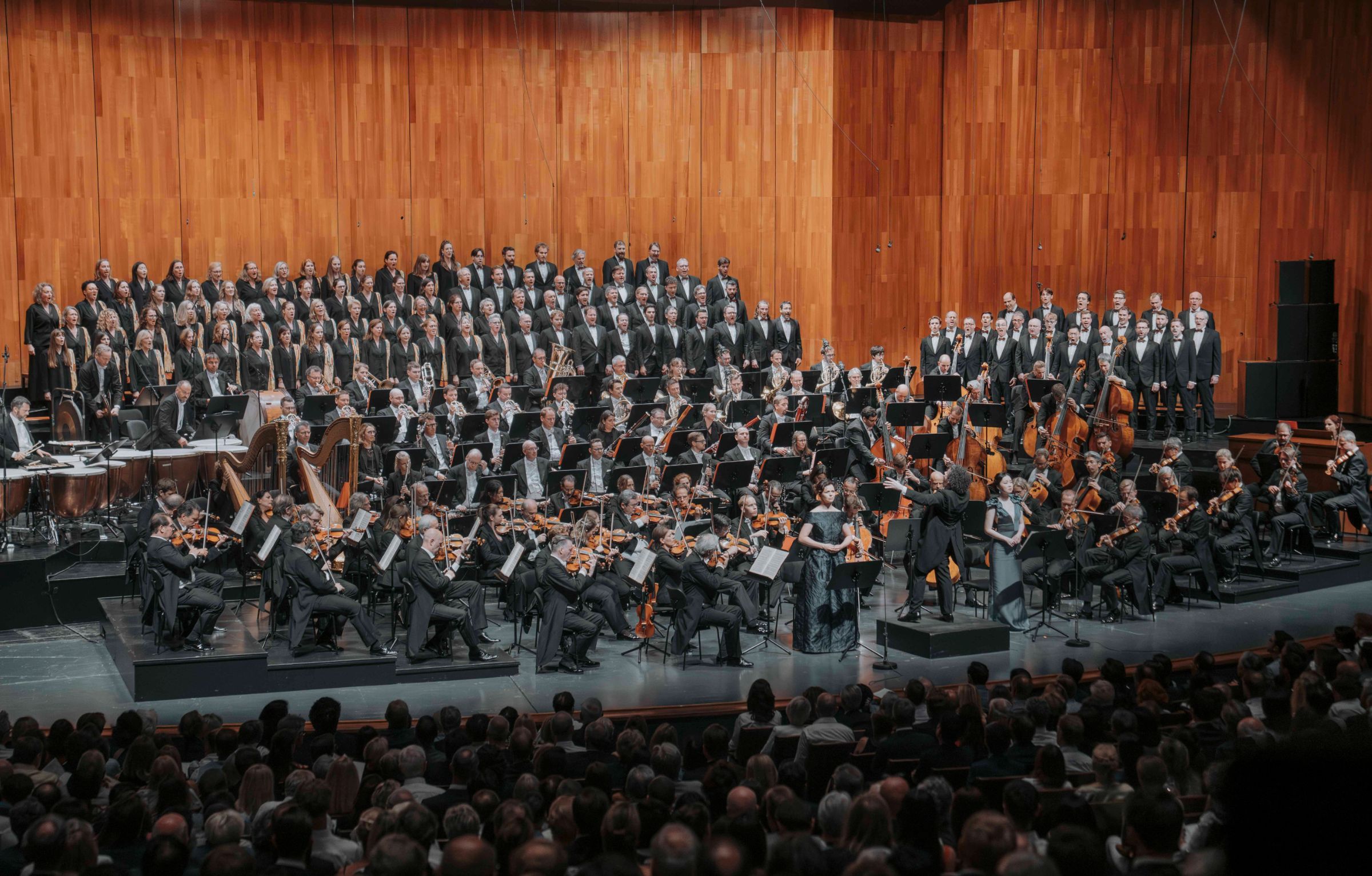 Mahlers Zweite mit den Wiener Philharmonikern, Singverein, Nadezhda Karyazina, Ying Fang und Dudamel &copy; SF | Marco Borrelli