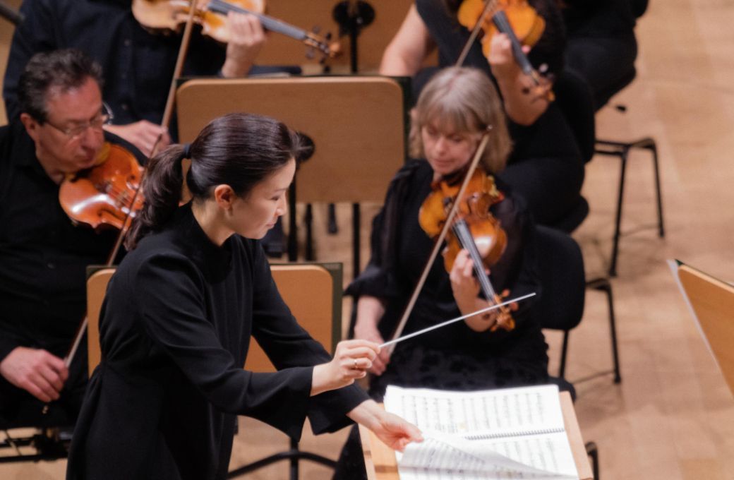 Eun Sun Kim conducts the Festival Orchestra of Lincoln Center &copy; Lawrence Sumulong | Lincoln Center