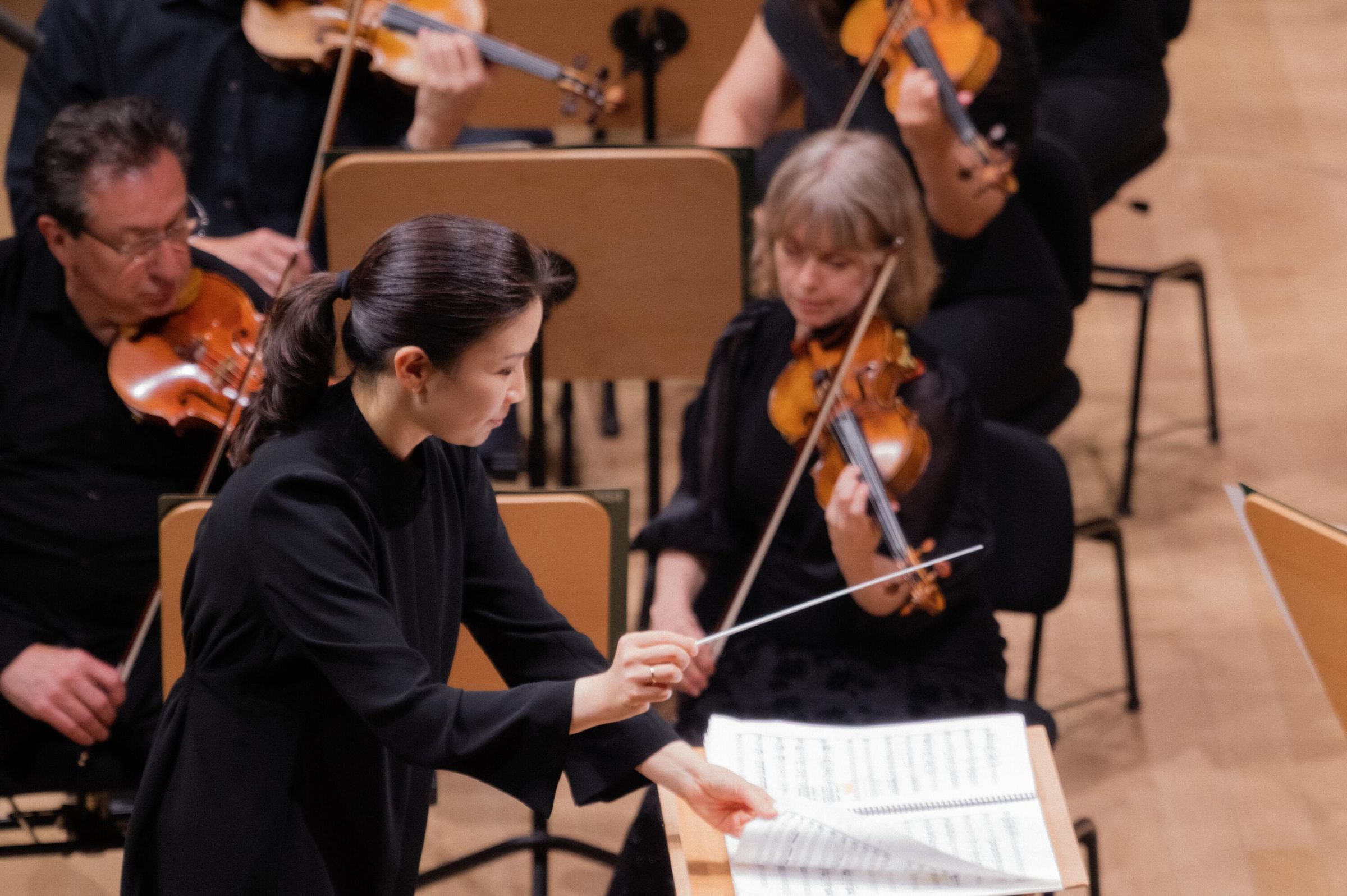 Eun Sun Kim conducts the Festival Orchestra of Lincoln Center &copy; Lawrence Sumulong | Lincoln Center