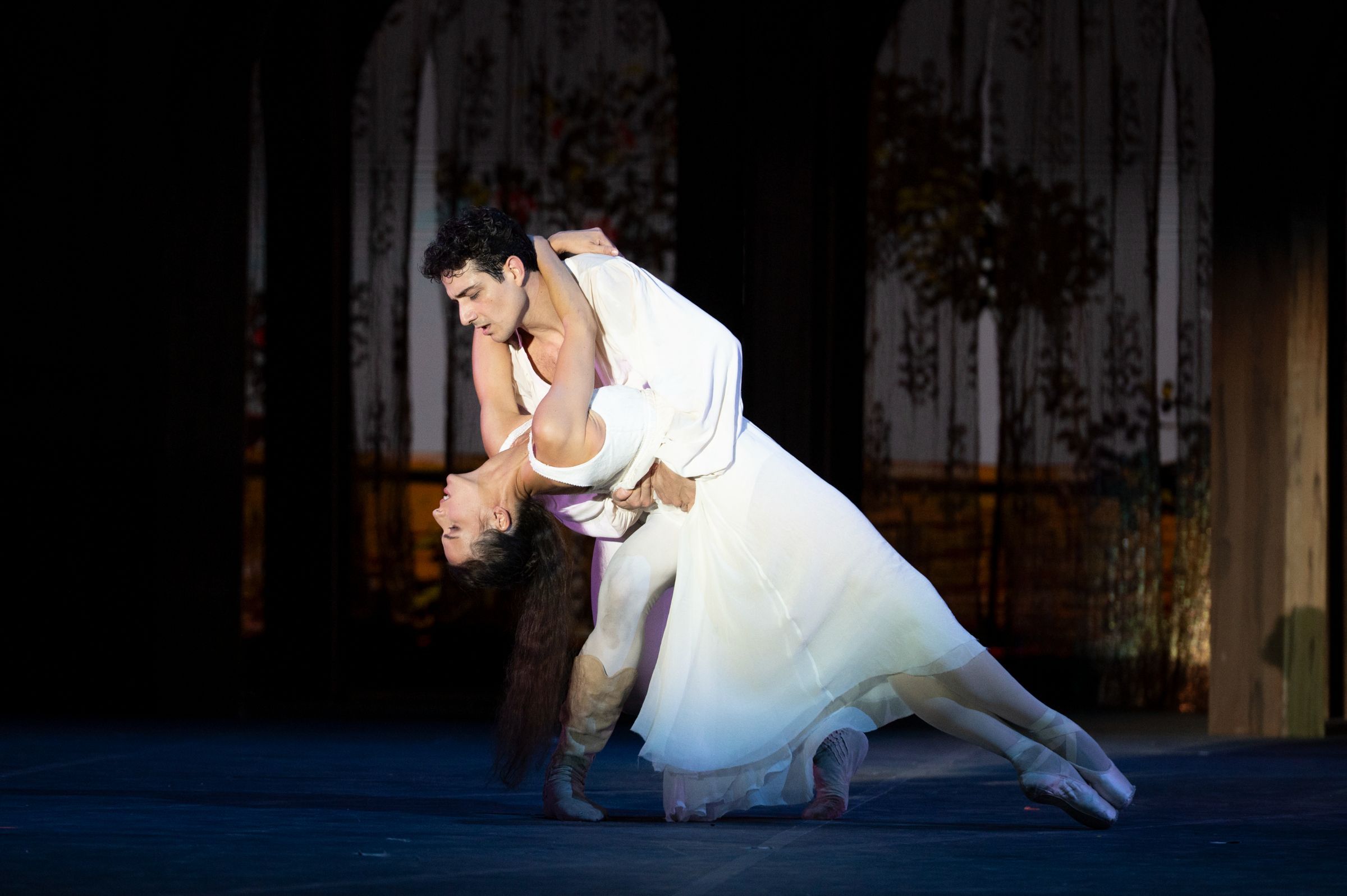 Susanna Salvi as Juliet and Michele Satriano as Romeo in John Cranko’s <i>Romeo and Juliet</i> &copy; Fabrizio Sansoni - Teatro dell'Opera di Roma