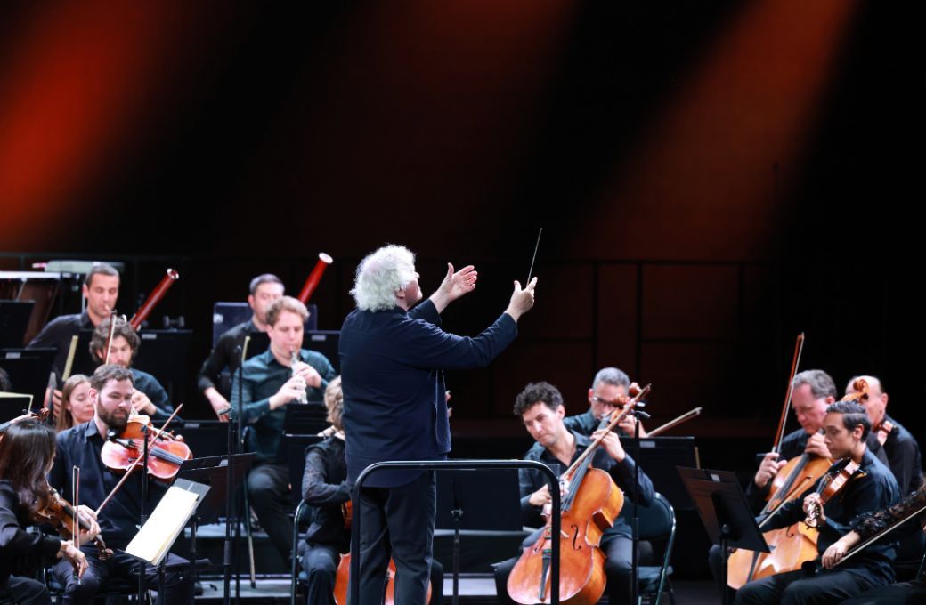 Simon Rattle dirige le VFCO &copy; Verbier Festival / Anne du Chastel