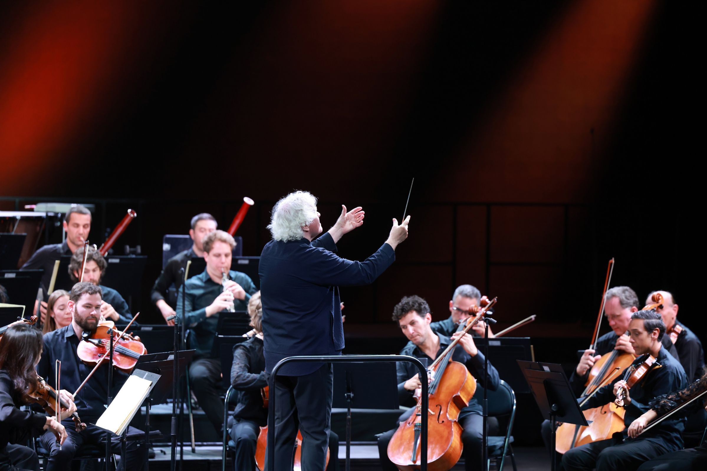 Simon Rattle dirige le VFCO &copy; Verbier Festival / Anne du Chastel