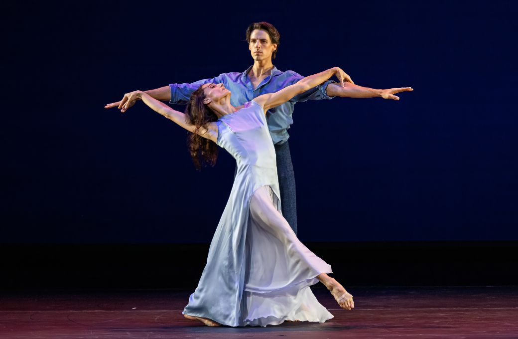Doroth&eacute;e Gilbert and Germain Louvet in Carolyn Carlson&rsquo;s L&rsquo;esprit du Bleu from <i>Signes</i> &copy; Curtis Brown
