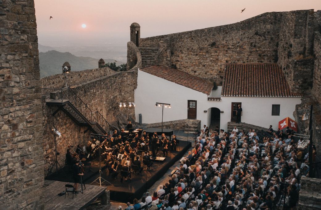 Hor&aacute;cio Ferreira joue Weber dans la cour du Ch&acirc;teau de Marv&atilde;o &copy; FIMM / S&aacute;ra Tim&aacute;r / Pilvax