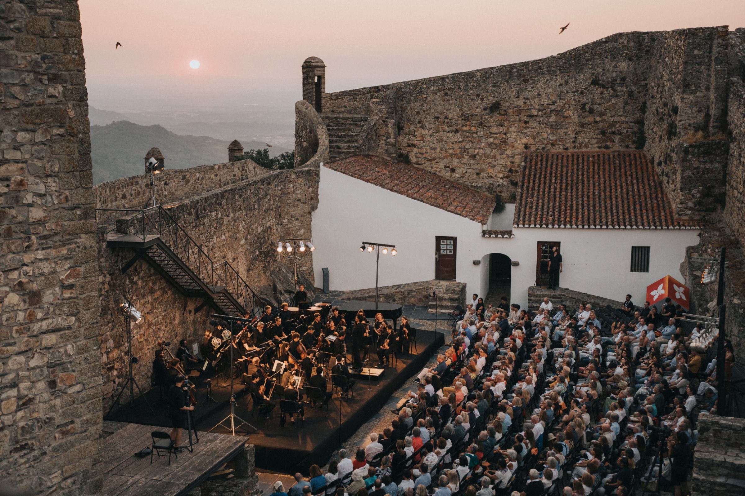 Horácio Ferreira joue Weber dans la cour du Château de Marvão &copy; FIMM / Sára Timár / Pilvax