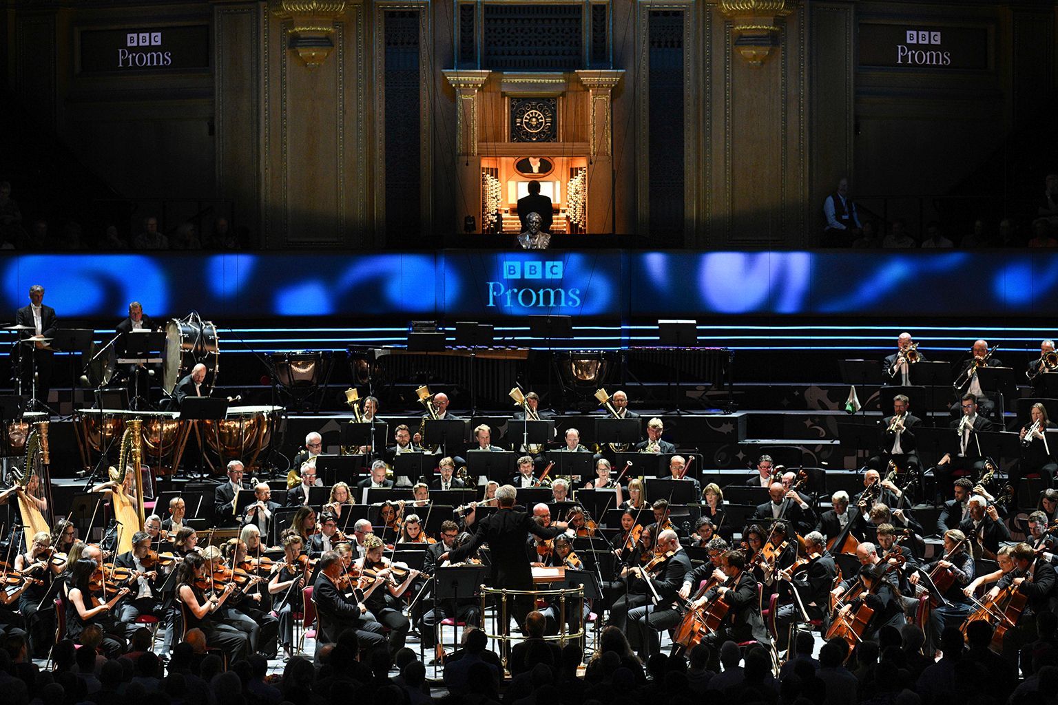 Edward Gardner conducts the London Philharmonic Orchestra © BBC | Chris Christodoulou