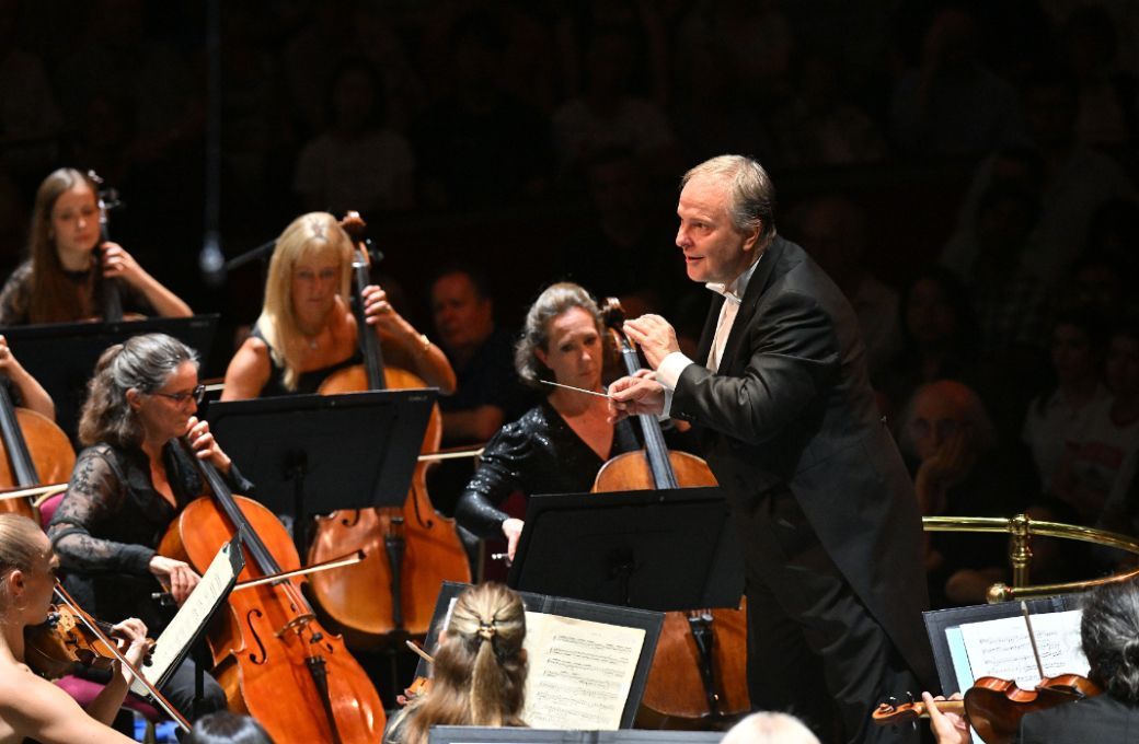 Sakari Oramo conducts the BBC Symphony Orchestra &copy; BBC | Mark Allan
