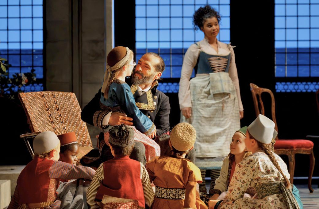 Franck Saurel (Pasha Selim), Julie Roset (Blonde) and children © Glyndebourne Productions Ltd. Photo: Bill Knight