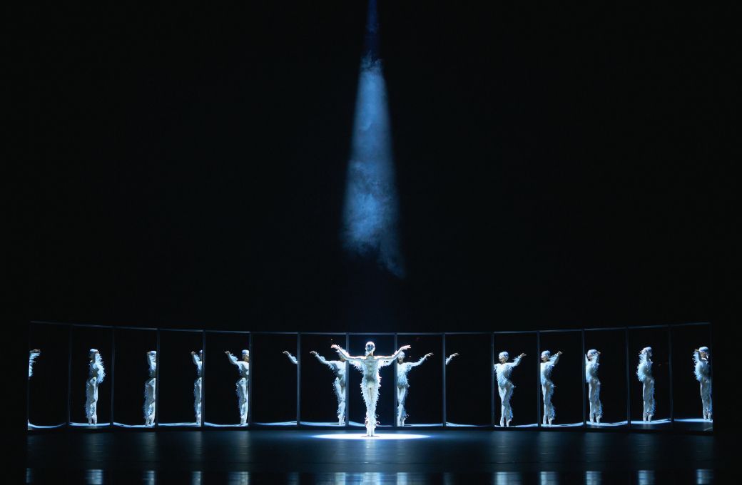 Sena Hidaka in <i>Swan Lake</i> &copy; Fukuko Iiyama